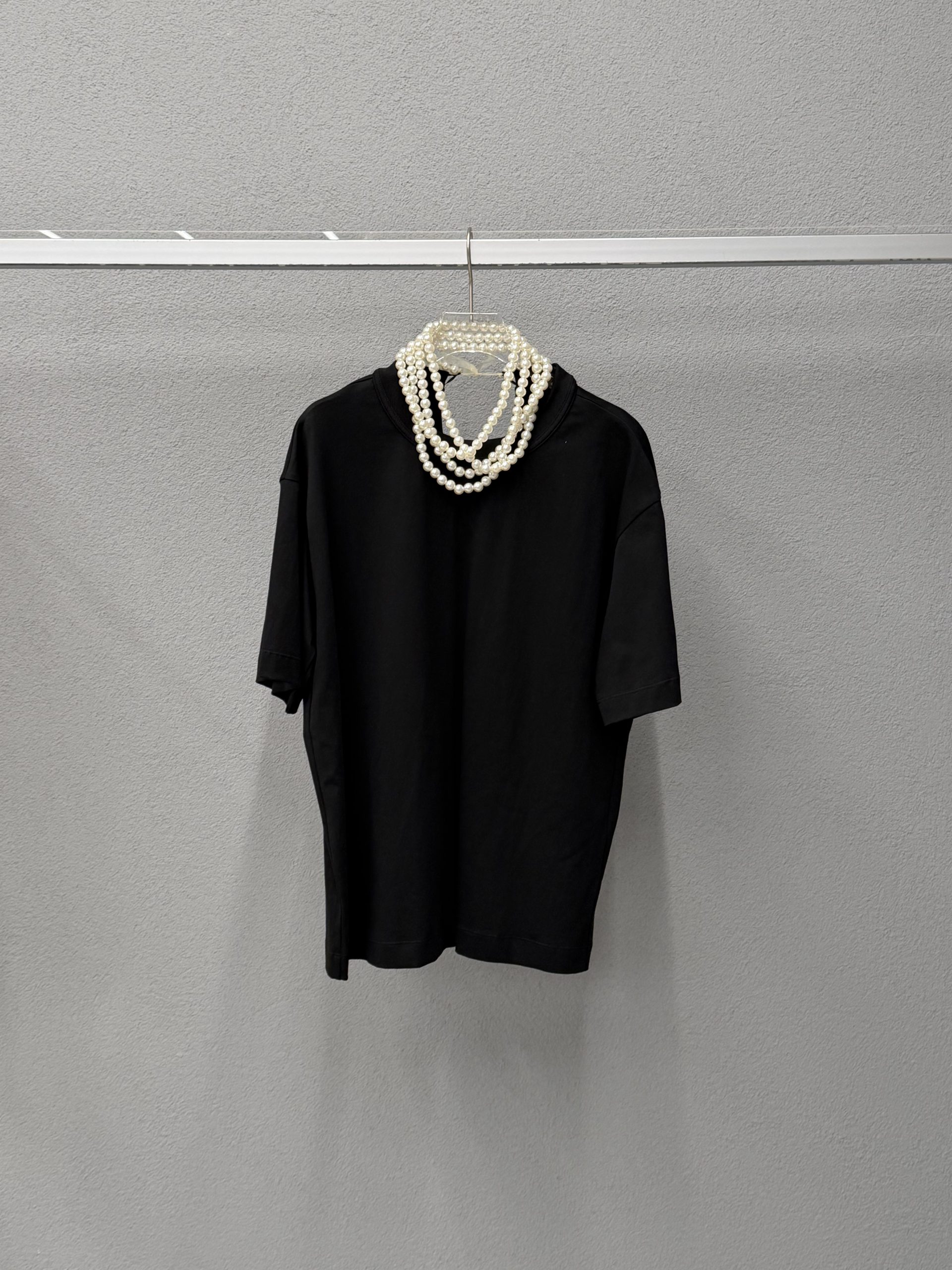Black pearls t-shirt